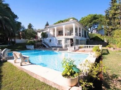 Chalet con 4 dormitorios se vende en Marbella, Costa del Sol