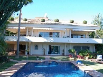 Chalet con 5 dormitorios se vende en Marbella, Costa del Sol