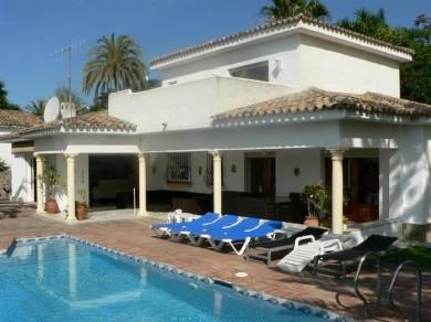 Chalet con 4 dormitorios se vende en Estepona, Costa del Sol