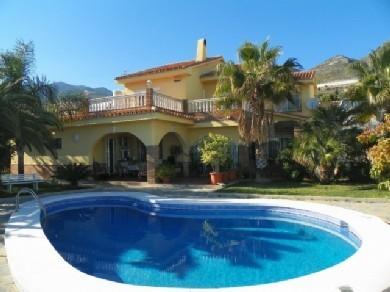 Chalet con 4 dormitorios se vende en Benalmadena Costa, Costa del Sol