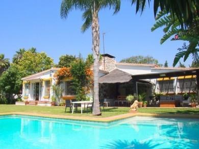 Chalet con 4 dormitorios se vende en Marbella, Costa del Sol