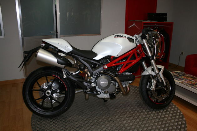 DUCATI MONSTER 796.