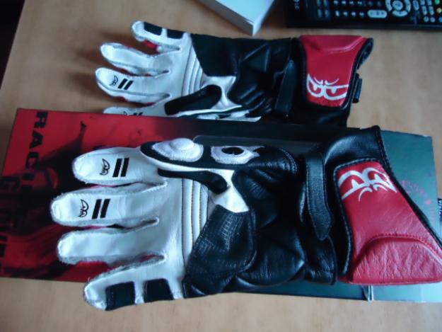 BOTAS BERIK NUEVAS + GUANTES NUEVOS, CON ETIQUETA Y CAJA TODO, POR 99€