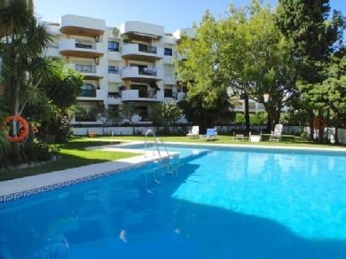 Apartamento con 2 dormitorios se vende en Marbella, Costa del Sol