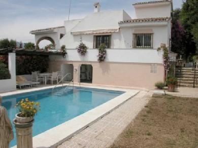 Chalet con 5 dormitorios se vende en Marbella, Costa del Sol