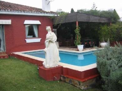 Chalet con 4 dormitorios se vende en Marbella, Costa del Sol