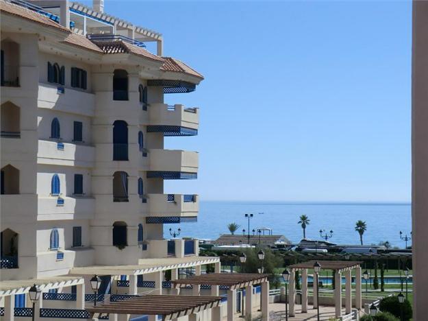 Apartamento en primera linea de playa en residencial en núcleo urbano, Sabinillas (Málaga)