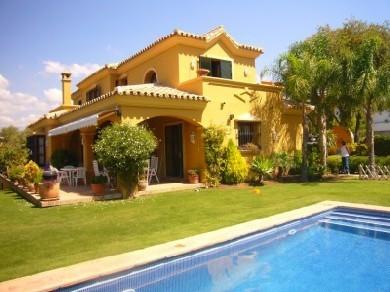 Chalet con 4 dormitorios se vende en Marbella, Costa del Sol