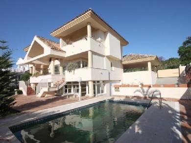 Chalet con 3 dormitorios se vende en Marbella, Costa del Sol