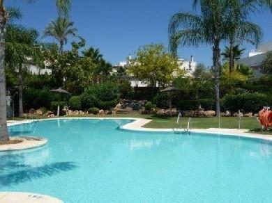 Apartamento con 2 dormitorios se vende en Marbella, Costa del Sol