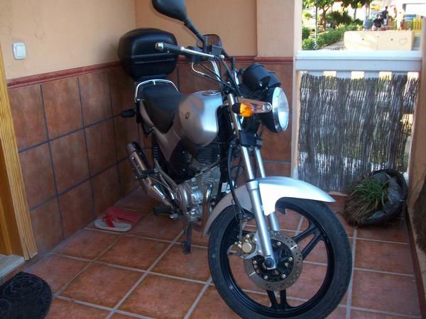 Vendo Yamaha YBR 125 con 3300 kms por 1000euros