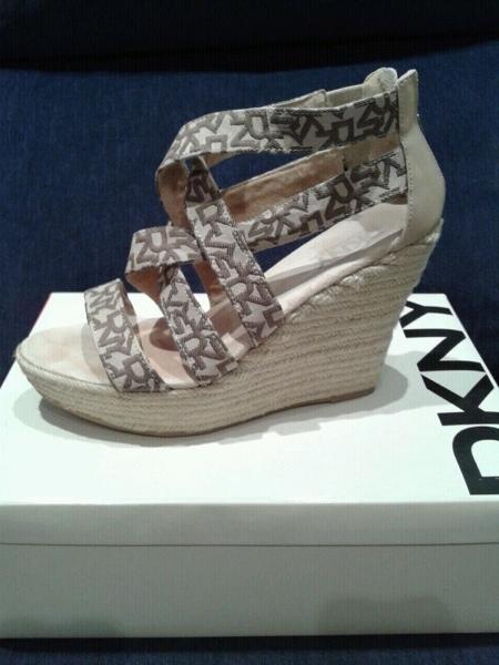 Sandalias dkny cuña num 39