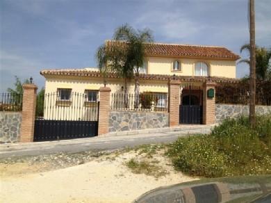 Chalet con 4 dormitorios se vende en Alhaurin el Grande