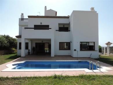 Chalet con 5 dormitorios se vende en Casares Costa, Costa del Sol