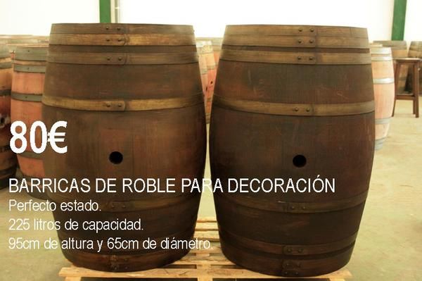 Barricas y toneles en tono oscuro para decoración