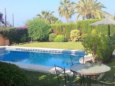 Chalet con 3 dormitorios se vende en Marbella, Costa del Sol