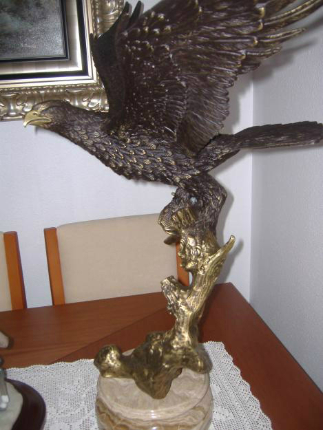 Escultura de bronce del aguila real