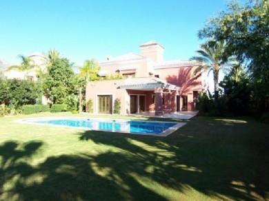 Chalet con 5 dormitorios se vende en Marbella, Costa del Sol