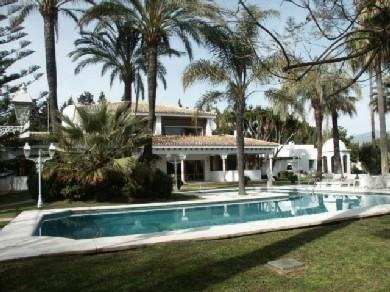 Chalet con 5 dormitorios se vende en Marbella, Costa del Sol