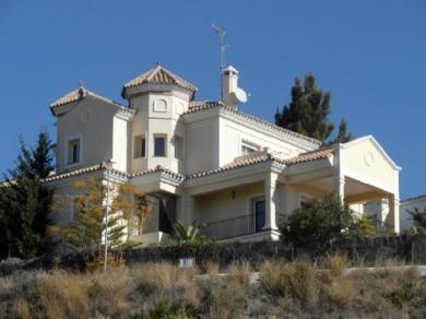 Chalet con 4 dormitorios se vende en Benahavis, Costa del Sol