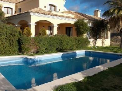 Chalet con 3 dormitorios se vende en Marbella, Costa del Sol