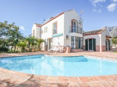 Chalet con 4 dormitorios se vende en Marbella, Costa del Sol