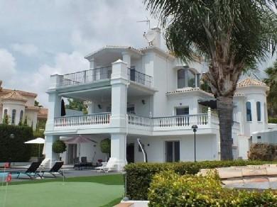 Chalet con 5 dormitorios se vende en Marbella, Costa del Sol