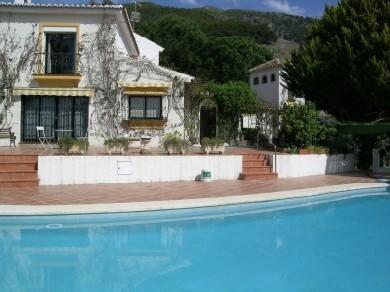 Chalet con 6 dormitorios se vende en Alcaucin, Axarquia