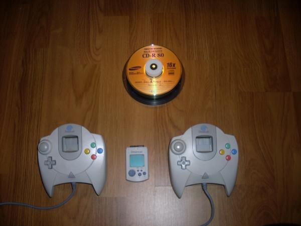 Vendo 2 mandos, memoria stick, y 21 juegos de la dreamcast