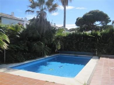 Chalet con 4 dormitorios se vende en Estepona, Costa del Sol