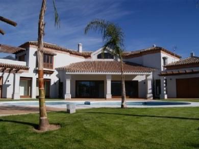 Chalet con 4 dormitorios se vende en Marbella, Costa del Sol