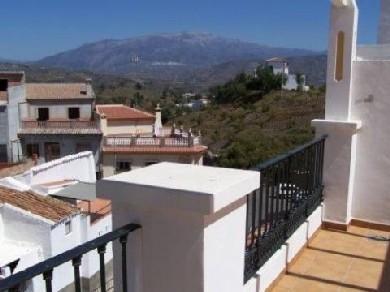 Chalet con 3 dormitorios se vende en Benamocarra, Axarquia