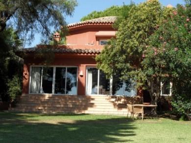 Chalet con 5 dormitorios se vende en Marbella, Costa del Sol