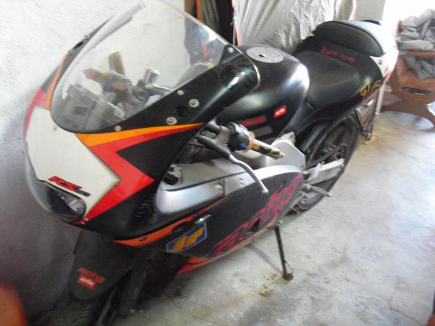 se vende moto aprilia 49