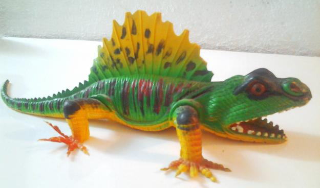 Figura monstruo dinosaurio