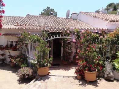 Chalet con 2 dormitorios se vende en Marbella, Costa del Sol