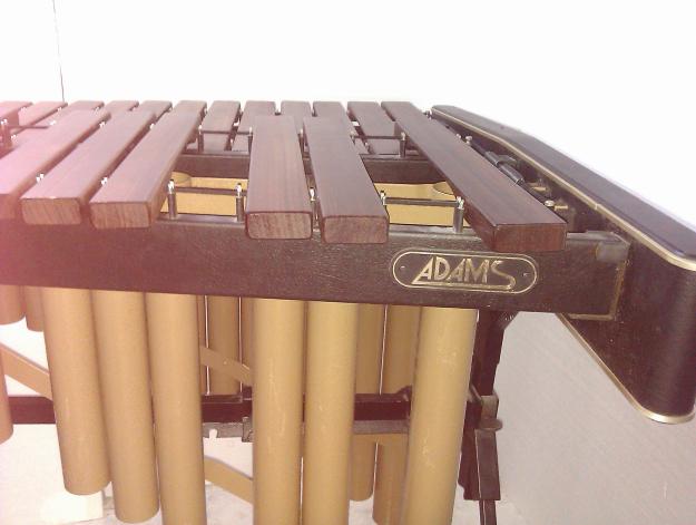 Se vende marimba adams