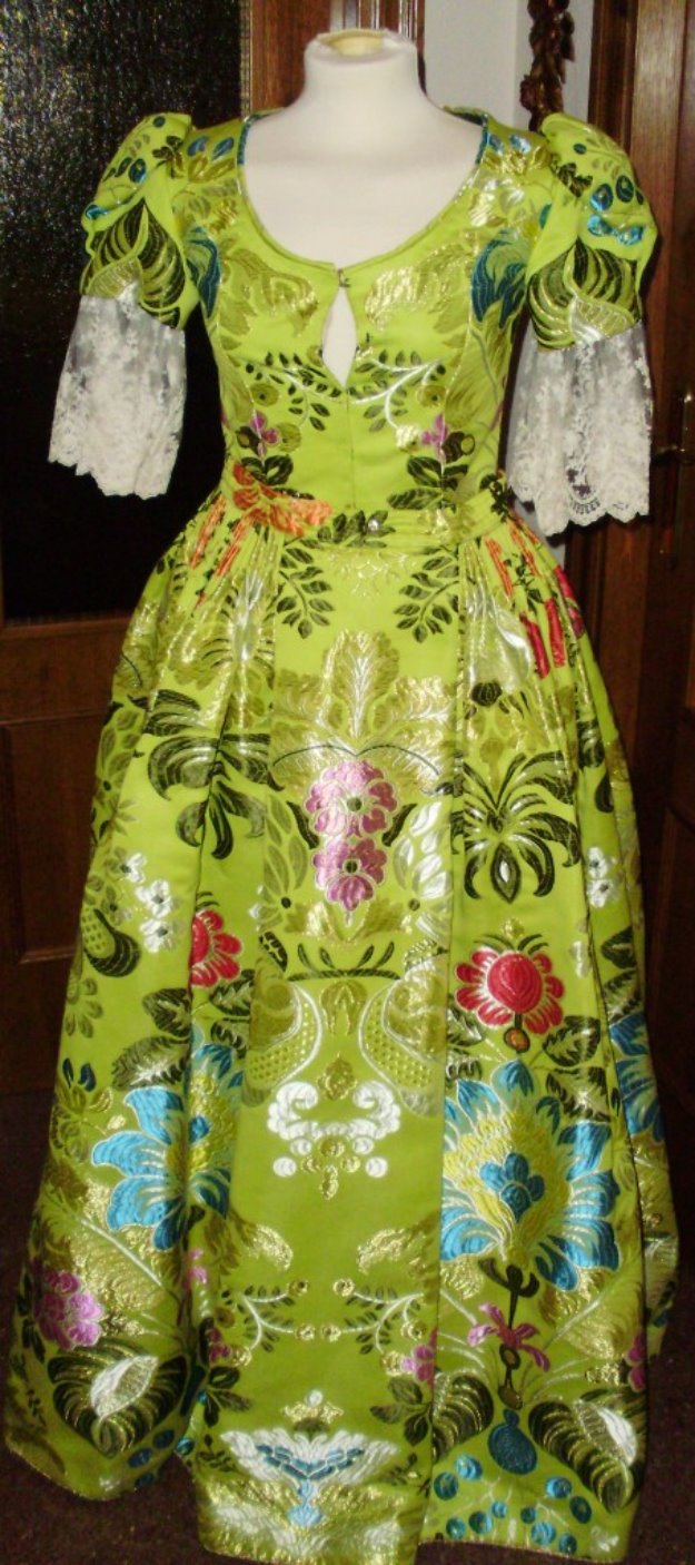 Vendo traje de fallera/ valenciana en verde