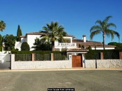 Chalet con 4 dormitorios se vende en Marbella, Costa del Sol