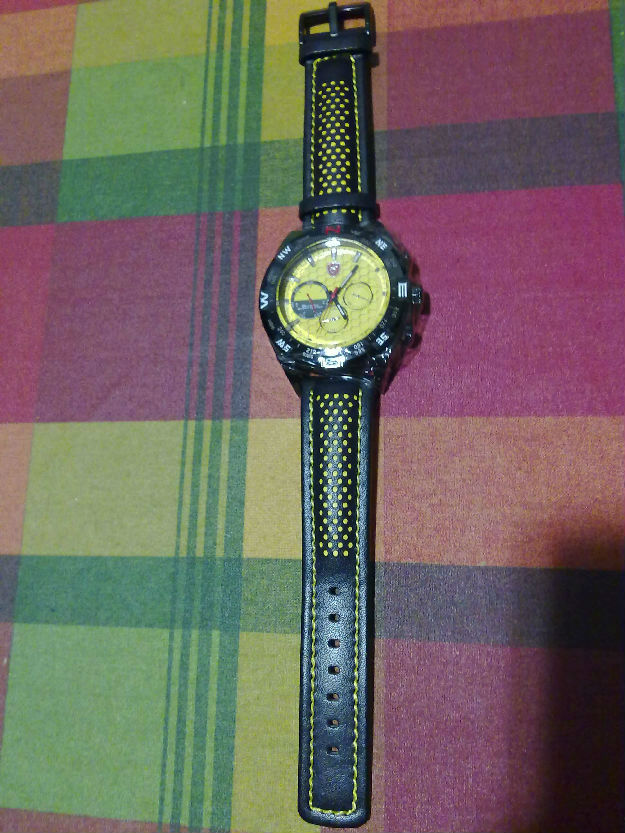 Reloj deportivo negro y amarillo nuevo