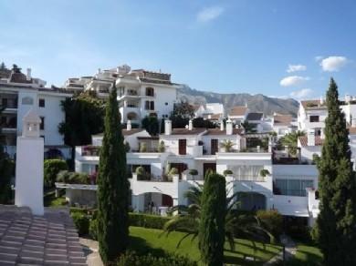 Apartamento con 3 dormitorios se vende en Marbella, Costa del Sol