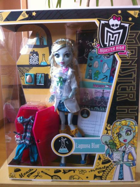 MUÑECAS MONSTER HIGH LAGOONA BLUE, FRANKIE, GHOULIA CON ARMARITO Y VESTIDO