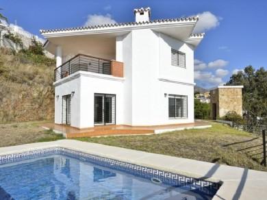 Chalet con 5 dormitorios se vende en Benalmadena Costa, Costa del Sol