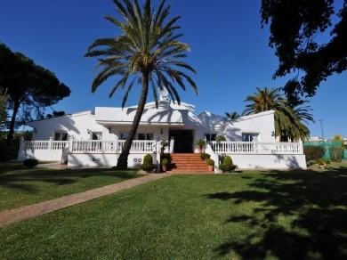 Chalet con 6 dormitorios se vende en Estepona, Costa del Sol