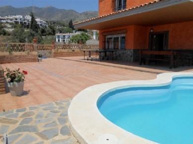 Chalet con 5 dormitorios se vende en Benalmadena Costa, Costa del Sol