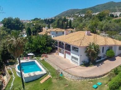 Chalet con 5 dormitorios se vende en Benalmadena Costa, Costa del Sol