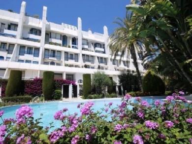 Apartamento con 2 dormitorios se vende en Marbella, Costa del Sol