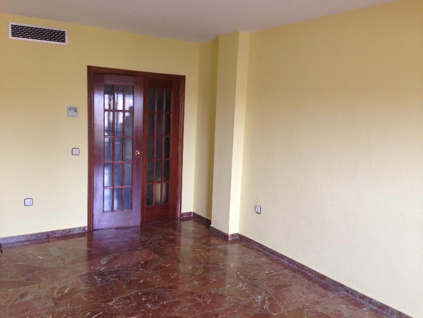 Piso de 4 dormitorios, 2 baños, garaje y piscina