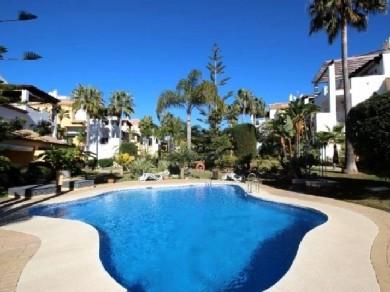 Apartamento con 3 dormitorios se vende en Marbella, Costa del Sol