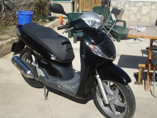 honda scoopy sh 125i (negra) con maleta